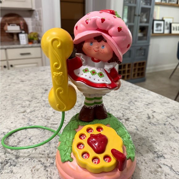 Vintage 1984 strawberry Shortcake play phone - Picture 1 of 4